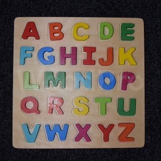 Puzzle din lemn cu litere